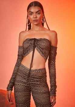 Poster Grl Gunsmoke Off The Shoulder Top Tops