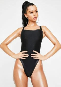 Poster Grl Vixen On Vacation Strappy Swimsuit