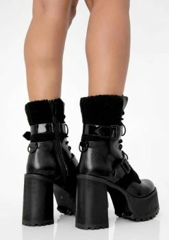 Poster Grl Bootz Wit The Fur Boots